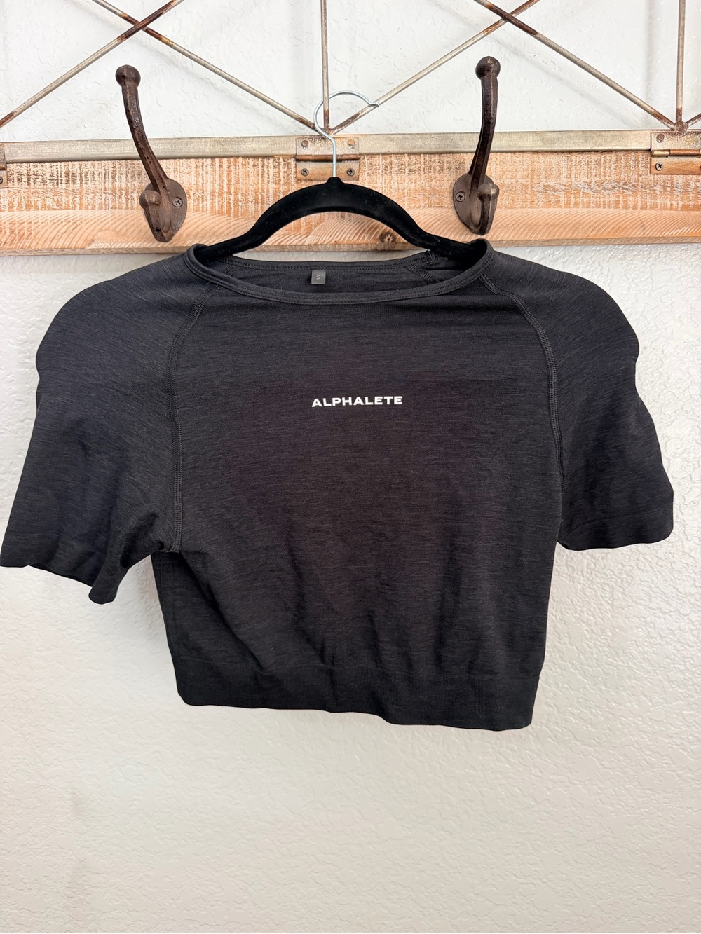 Alphalete Black Cropped Short Sleeve Logo Tee size Small
